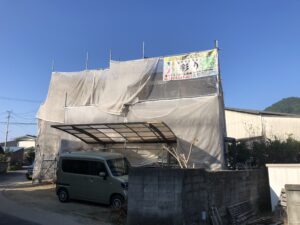 高松市内の戸建て住宅塗装工事が着工しました　砂壁状吹付塗装仕上げ