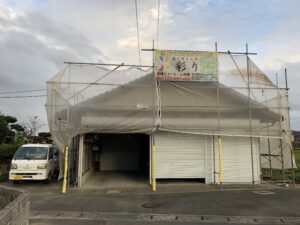 高松市内の住宅塗装工事が着工しました　手塗りで屋根外壁塗装