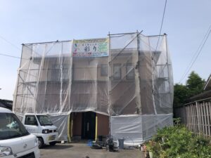 高松市内の住宅塗装工事が着工しました！　劣化した屋根も手塗りで元通り