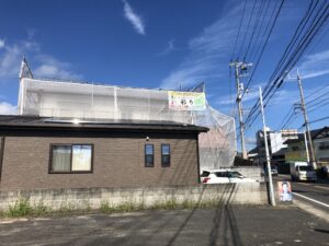 高松市内にて住宅塗装工事が着工しました！低汚染型シリコン手塗りで元通り