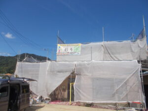 高松市内にて住宅塗装工事が着工しました！低汚染型シリコンを手塗りで元通り！