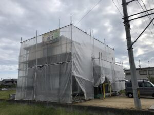高松市内にて住宅塗装工事が着工しました！超低汚染型シリコン塗料を手塗りで元通り！