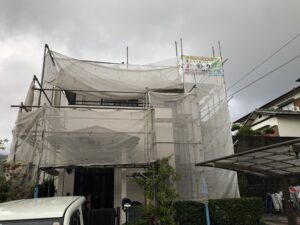 高松市内にて住宅塗装工事が着工しました。高耐候型コーキングで補修後に高耐候型ナノシリコン塗装！