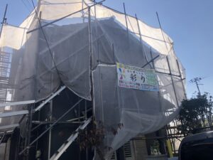 高松市内にて住宅塗装工事が着工しました！ラジカル塗料を手塗りで元通り！