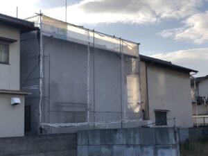 高松市内にて住宅屋根塗装工事が着工しました！2液型ラジカル塗料にて手塗りで元通り！
