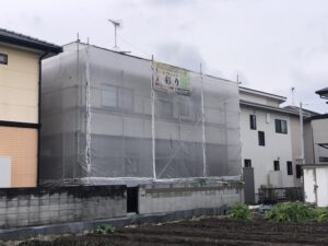 高松市内にて住宅塗装工事が着工しました！超低汚染型ナノシリコン　手塗りで元通り！