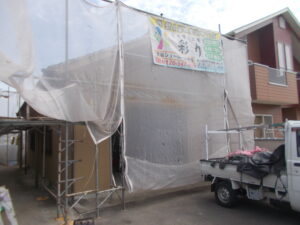 高松市内にて外壁塗装工事が着工しました！吹付仕上げで元通り！
