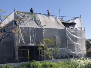 高松市内にて塗装工事が着工しました！屋根外壁塗装　手塗りで元通り