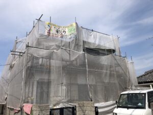 高松市内にて住宅塗装工事が着工しました！手塗りで元通り！