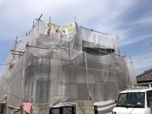 高松市内にて住宅塗装工事が着工しました!手塗りで元通り!