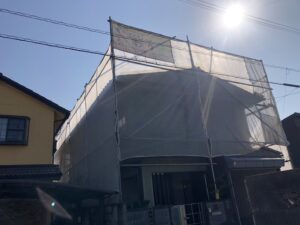 高松市内にて住宅屋根塗装工事が着工しました！高耐候フッ素塗料にて手塗り塗装！