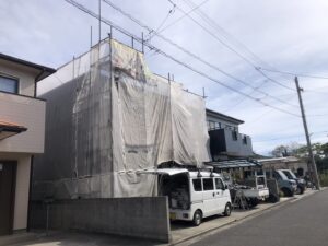 高松市内にて住宅塗装工事が着工しました！コーキング打替え後、手塗りで元通り！