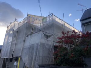 高松市内にて住宅塗装工事が着工しました！シリコン塗装！手塗りで元通り！