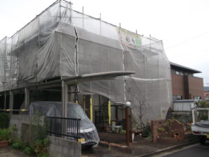 高松市内にて住宅塗装工事が着工しました！劣化瓦交換後、屋根外壁塗装