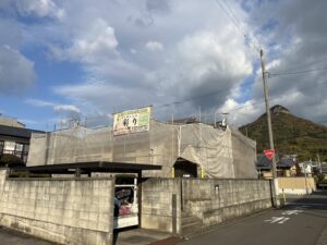 高松市内にて住宅塗装工事が着工しました！手塗りで元通り！