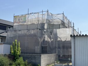 高松市内にて住宅塗装工事が着工しました!フッ素塗料!手塗りで元通り!