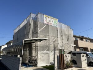 高松市内にて住宅塗装工事が着工しました！コーキング打替え後、手塗りで元通り！