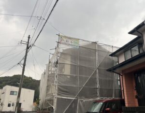 高松市内にて住宅塗装工事が着工しました！しっかりと手塗りで元通り！
