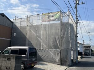 高松市内にて住宅塗装工事が着工しました！しっかりと手塗りで元通り！