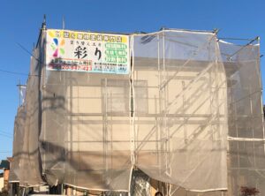 高松市内にて住宅塗装工事が着工しました！しっかりと手塗りで元通り！