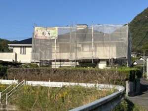 高松市内にて住宅屋根塗装工事が着工しました!しっかりと手塗りで元通り!