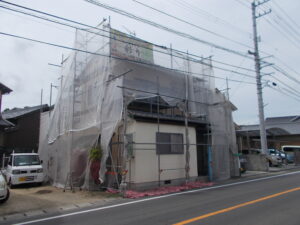 高松市内にて住宅屋根塗装工事が着工しました！しっかりと手塗りで元通り！