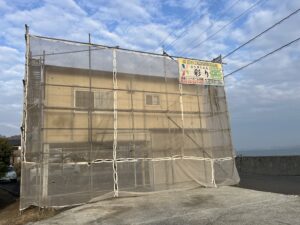 高松市内にて住宅塗装工事が着工しました！劣化した屋根外壁も手塗りで元通り！