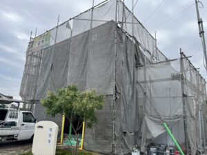 高松市内にて住宅塗装工事が着工しました！無機塗料！手塗りで元通り！