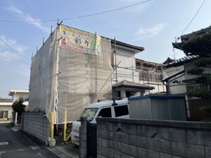 高松市内にて住宅塗装工事が着工しました！劣化した屋根外壁も手塗りで元通り！