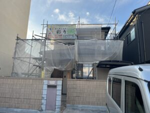 高松市内にて住宅屋根塗装工事が着工しました！フッ素塗料で長持ち安心！しっかりと手塗りで元通り！