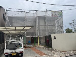 高松市内にて住宅屋根塗装工事が着工しました！フッ素塗料で長持ち安心！しっかりと手塗りで元通り！