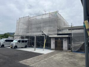 高松市内にて住宅屋根塗装工事が着工しました！しっかりと手塗りで元通り！