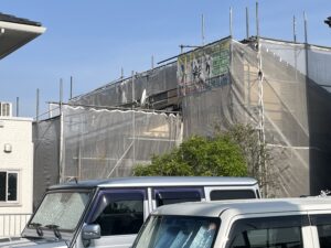 高松市内にて住宅屋根塗装工事が着工しました！フッ素塗料で長持ち安心！しっかりと手塗りで元通り！