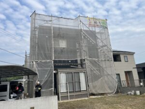 高松市内にて住宅屋根塗装工事が着工しました！しっかりと手塗りで元通り！