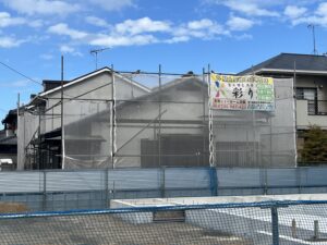 高松市内にて住宅屋根塗装工事が着工しました！しっかりと手塗りで元通り！