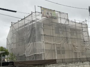 高松市内にて住宅　屋根外壁塗装工事が着工しました！遮熱フッ素塗料で長持ち安心！しっかりと手塗りで元通り！